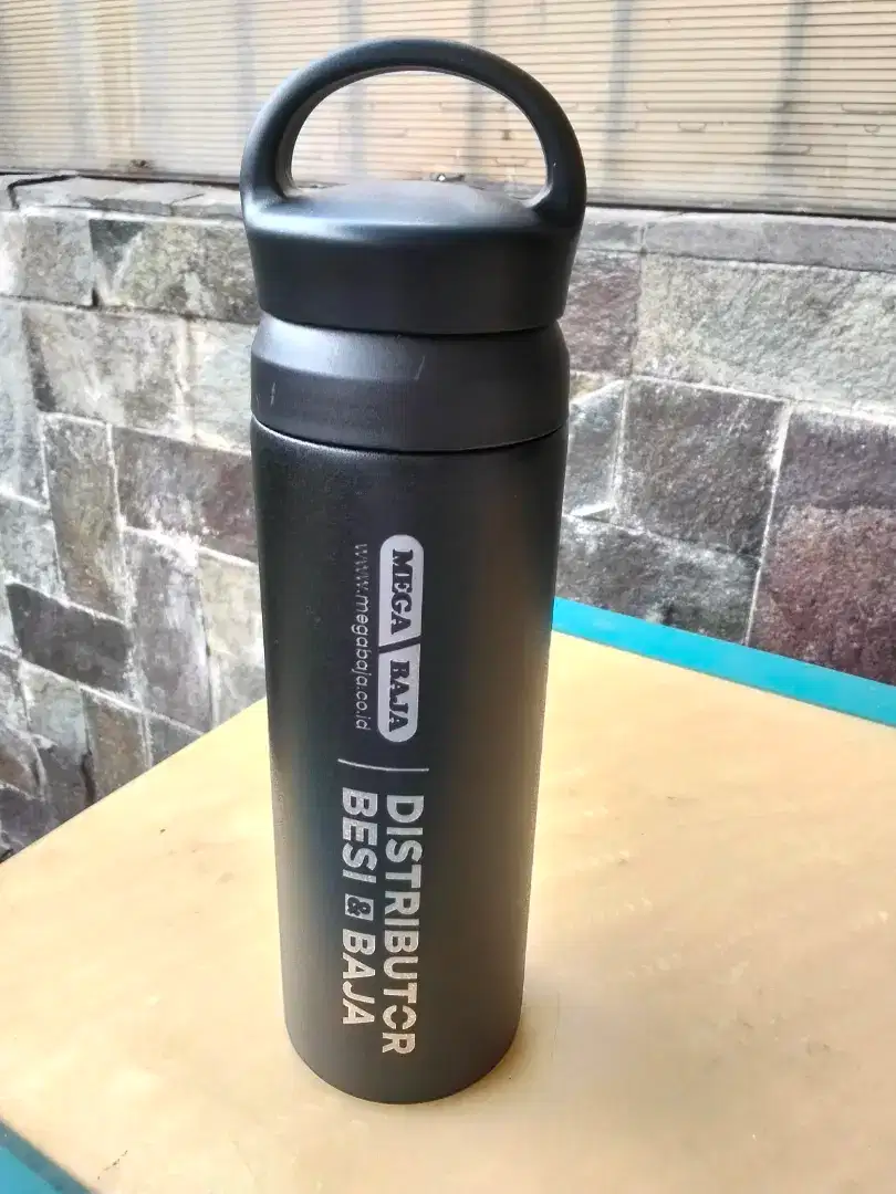 Tumbler sedang hitam nego