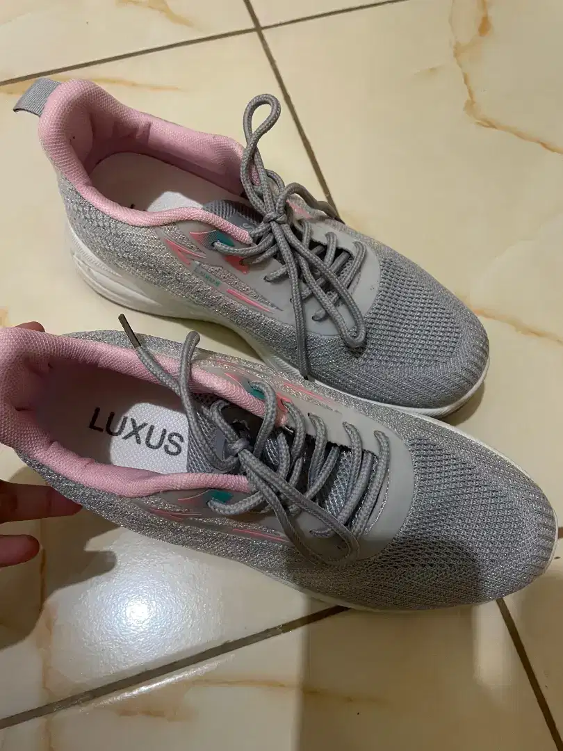 Sepatu luxus masih mulus