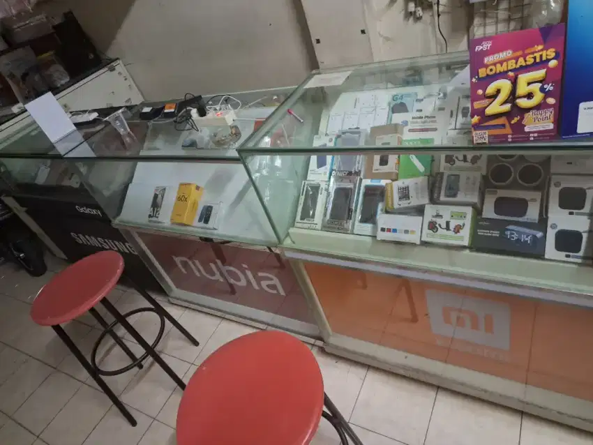 Dijual etalase Hp kondisi masih mulus bagus ada 4 buah