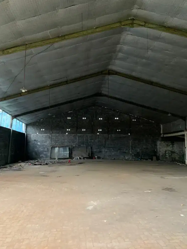 DI SEWAKAN GUDANG PINGGIR JALAN RAYA WR SUPRATMAN - SEMARANG BARAT