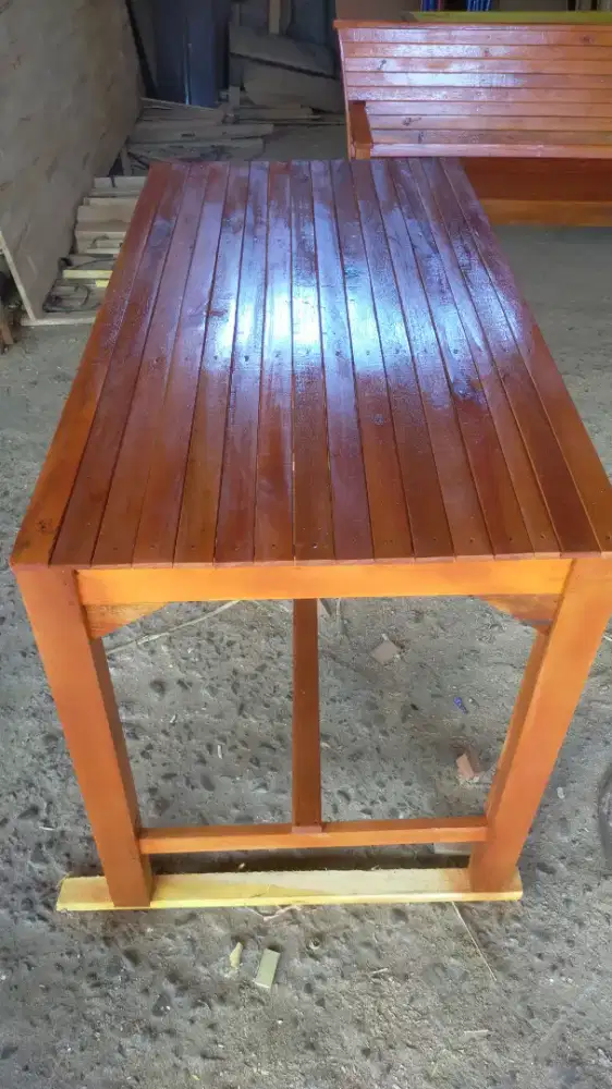 meja kayu kursi kayu tangga dan tirai