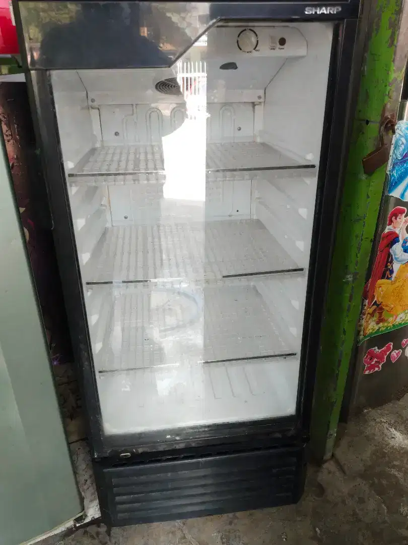 Showcase sharp kondisi normal dingin siap pakai