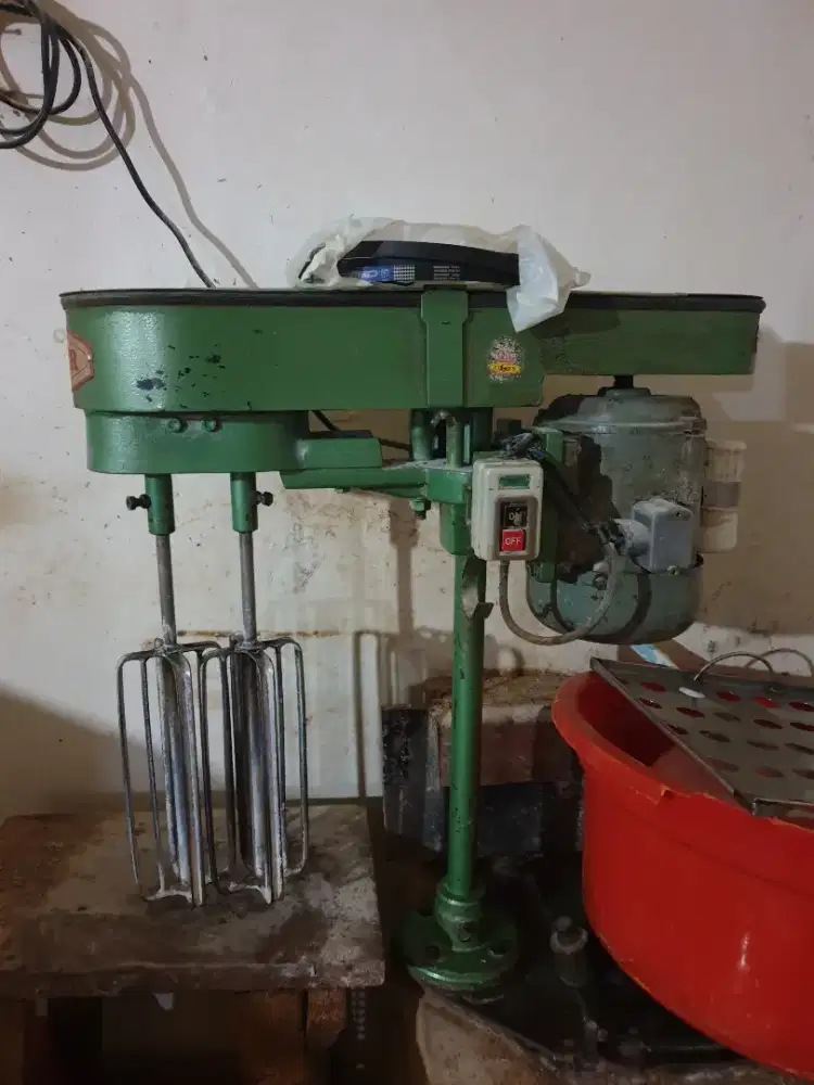 Mesin pengaduk tepung