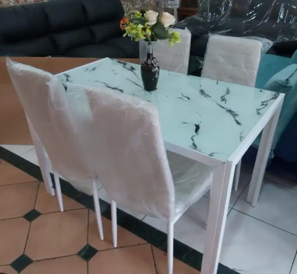 Meja Makan Minimalis Temperd glass