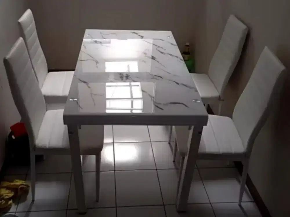 Meja Makan Minimalis Temperd glass