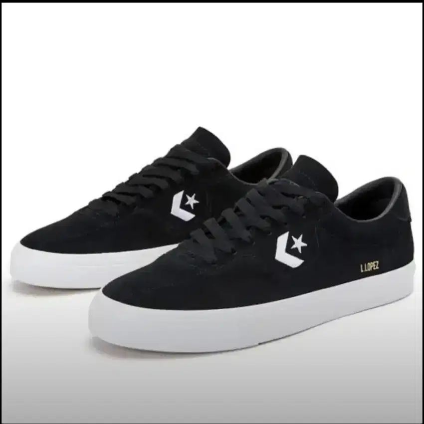 Converse Llopez size 43
Kondisi used lengkap box.