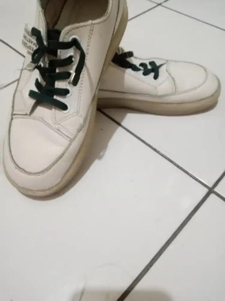 Di jual sepatu sekolah