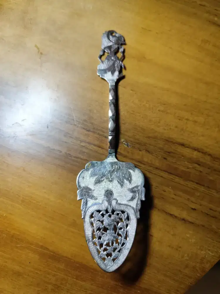 Pisau Kue Perak Wayang