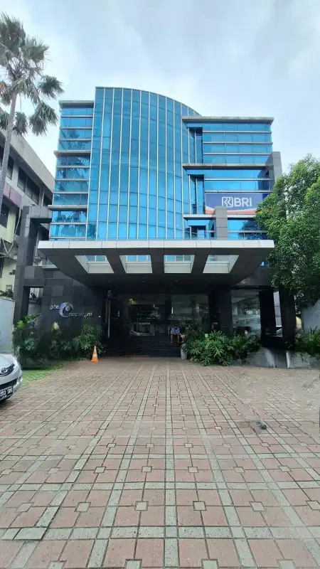 Gedung Tiga Lantai Plus Basement di Tebet
