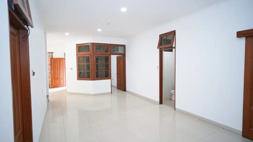 Dijual Rumah 3 Lantai di Thalib Krukut taman sari Semi Furnished