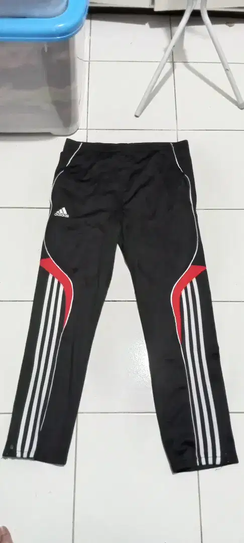 Celana olahraga pria hitam