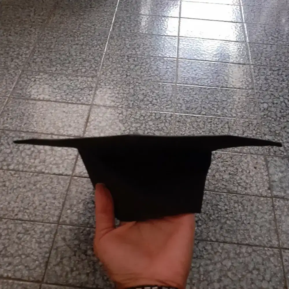 Topi toga tali hitam