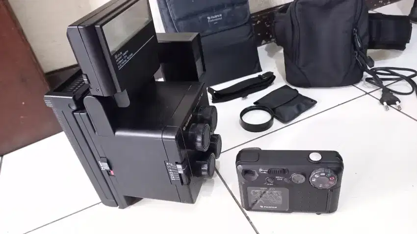Instant camera Fuji FP 14 II, bonus digital camera DX10 jadul vintage