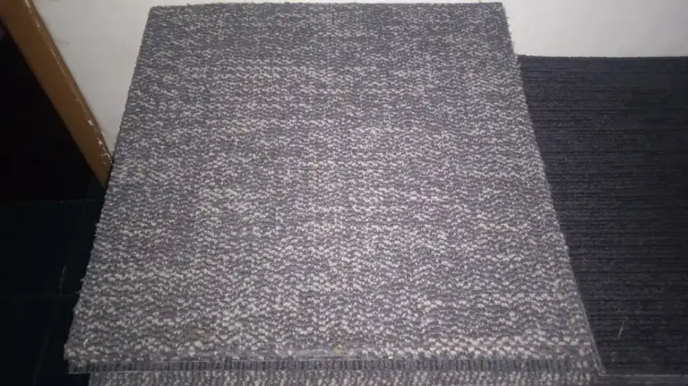 Karpet kantor kondisi masih bagus