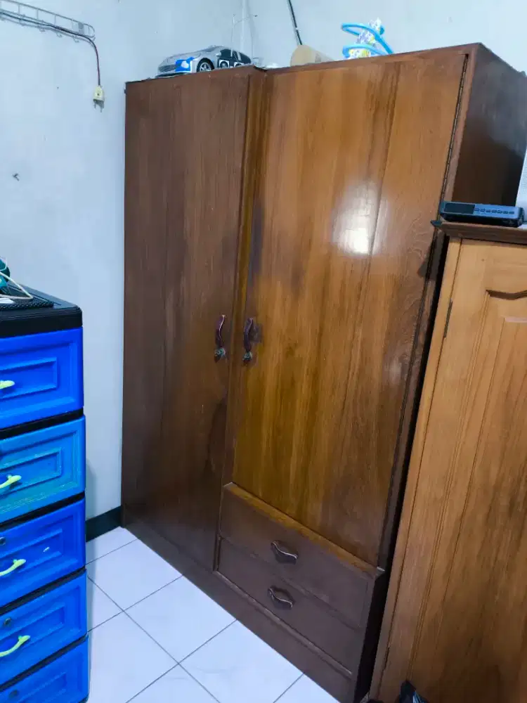 Lemari baju jati tua, besar gagah
