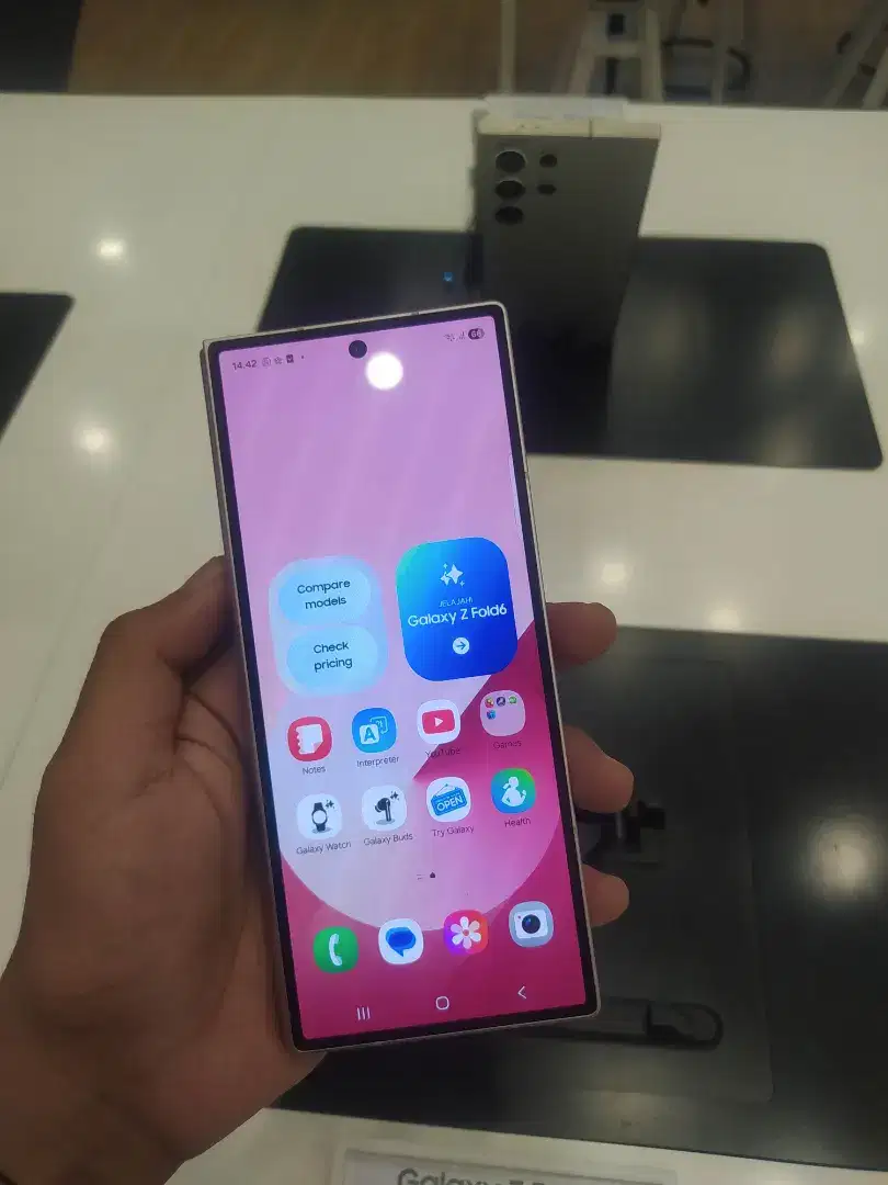 Credits handphone Samsung galaxy z Fold 6