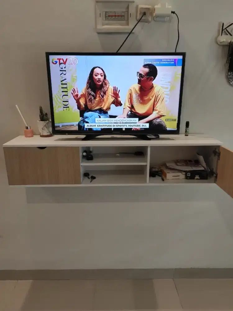 Tv Panasonic LED 32INC dan Rak TV gantung