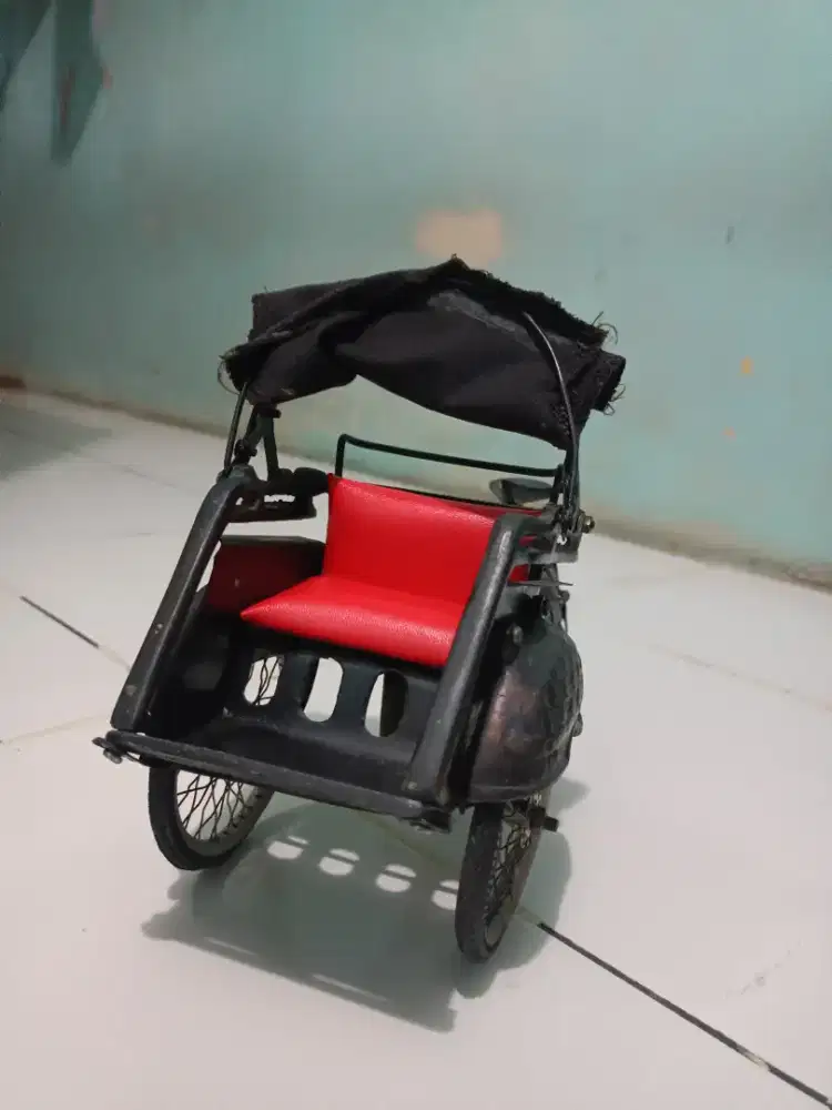 Pajangan kendaraan becak