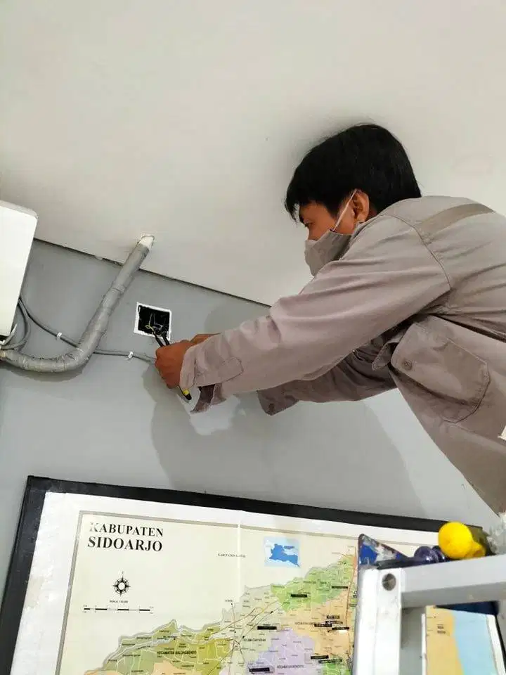 ahli perbaikan listrik konslet