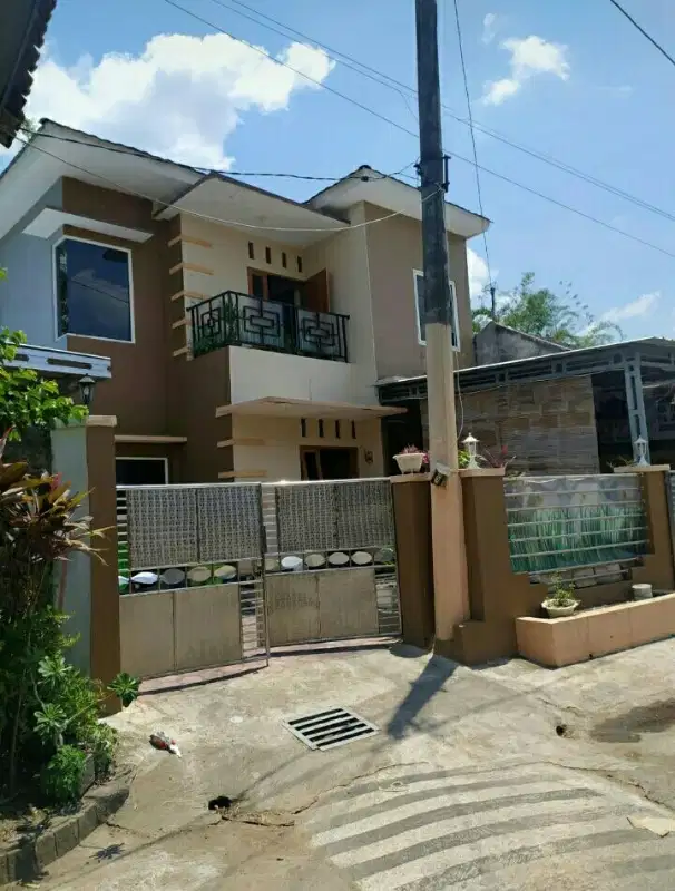rumah murah 2 lantai lahan luas di dekat kampus UNS jalan kartika