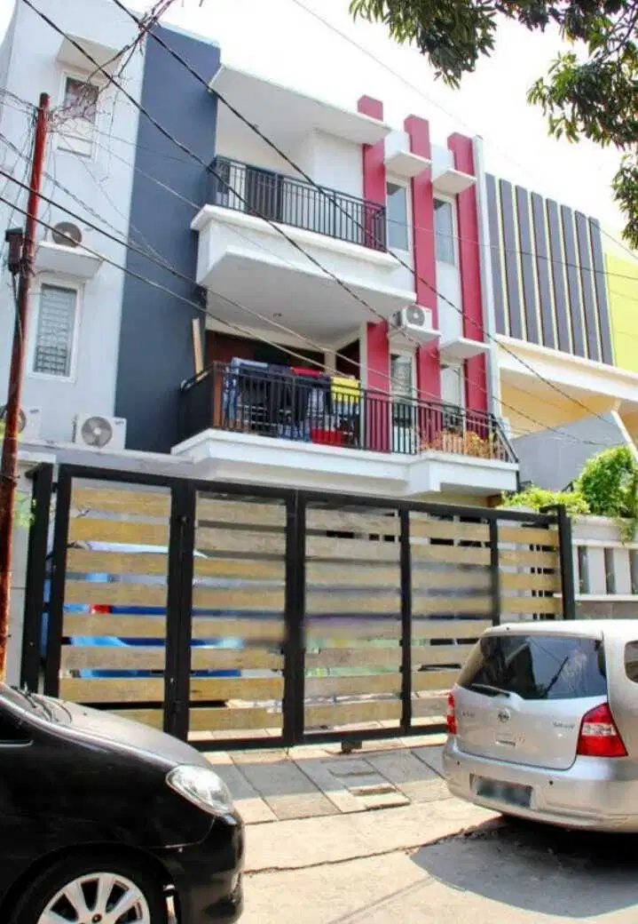 HOT SALE! Investasi Rumah Kos 3 Lantai dngn 14 Kamar di Kelapa Gading