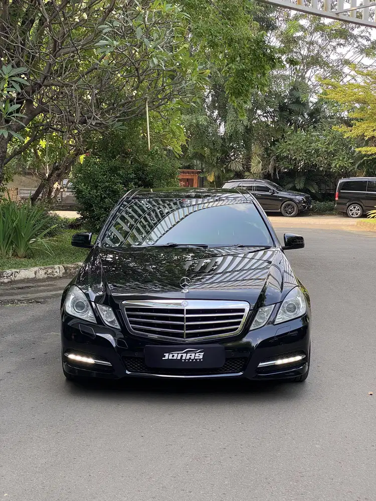 Mercy E300 AVG 2011 Hitam Pano