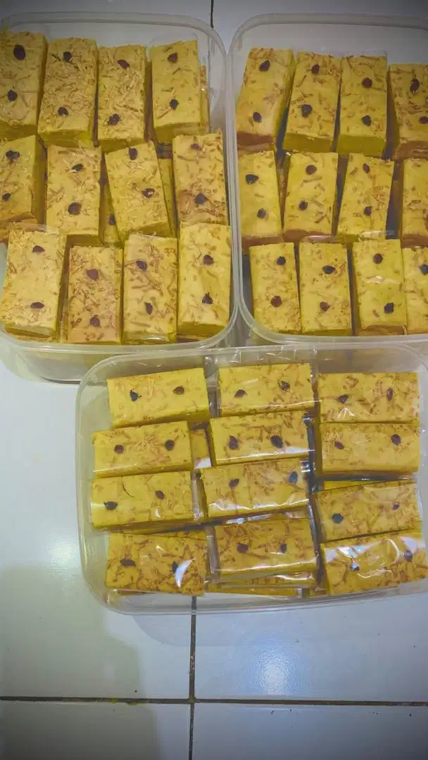 Jual aneka kue proll tape ..bolu potong