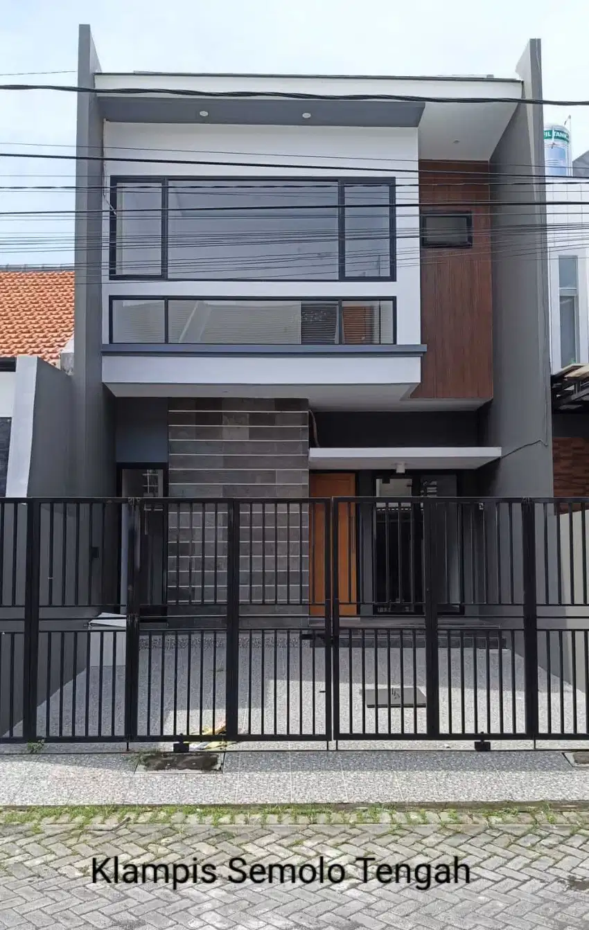 Rumah Baru Minimalis 2 Lantai di Tengah Kota Surabaya, Klampis Semolo