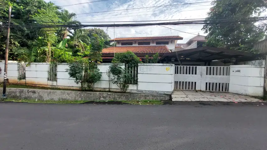 Dijual Rumah lama Nyaman dan asri berlokasi strategis dekat Sta. MRT