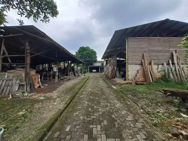 Tanah siap bangun, utara, lokasi di Jln KH. Hasyim Ashari, Cipondoh