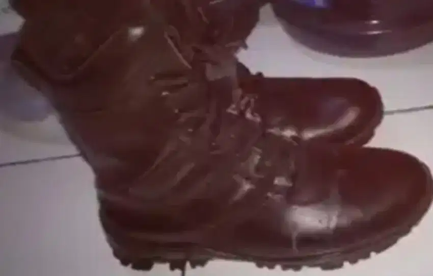 Sepatu touring atau hiking