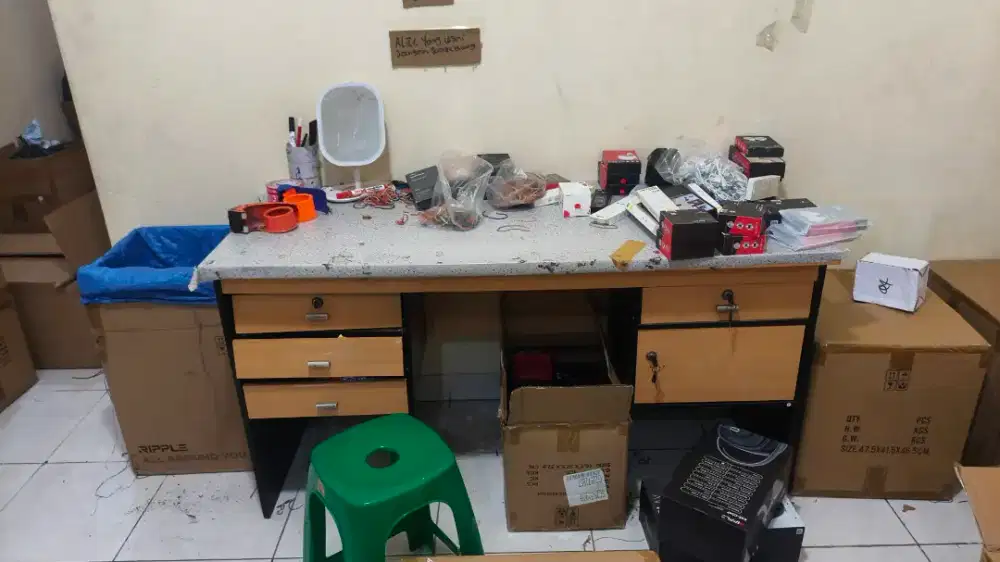 Meja Kantor Ada Laci