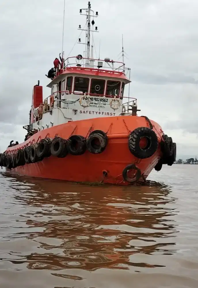 Di jual tugboat / kapal tunda mesin Caterpilar 2x1280 hp tahun 2006