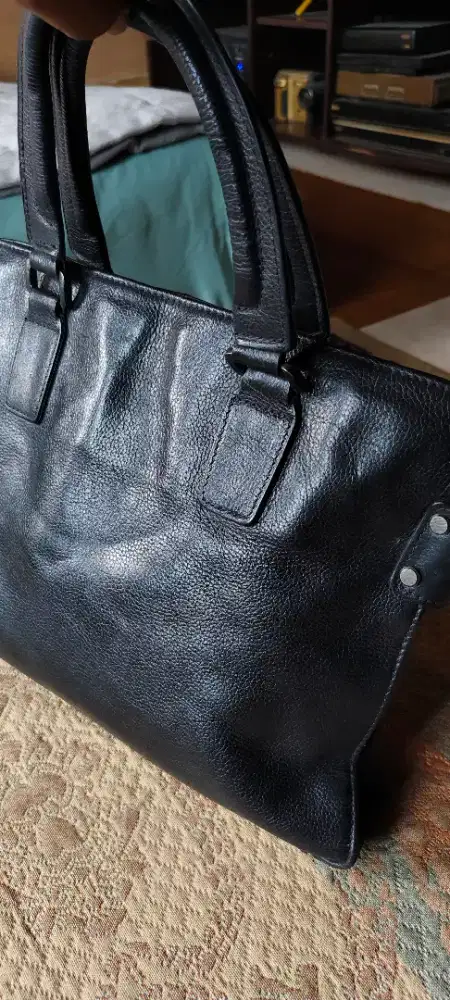 Tas hitam kulit unisex