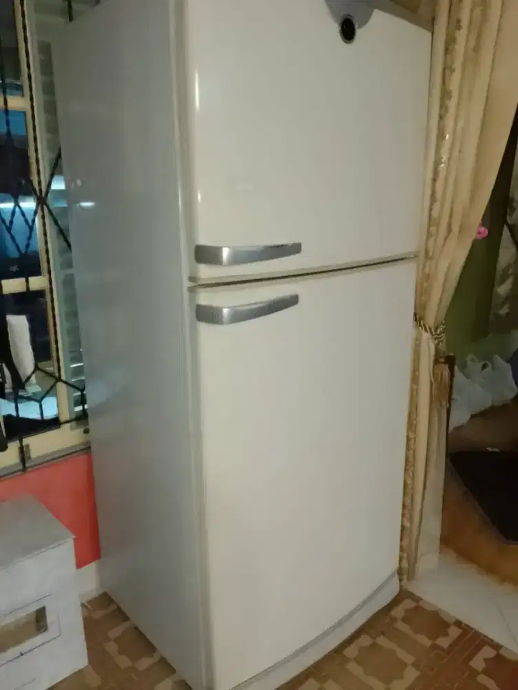 Kulkas elektrolux jumbo 2 pintu besar jamin masih baik bergaransi