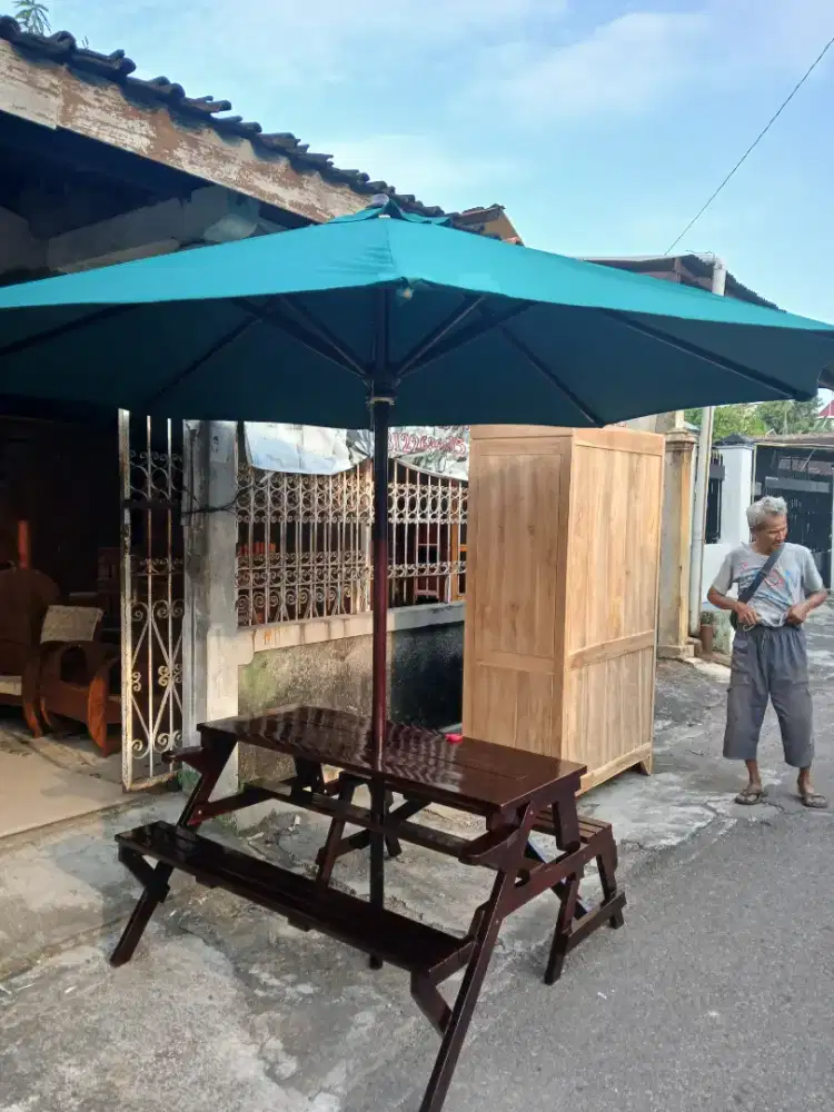Meja Magic Payung Taman dilihat jadi kursi