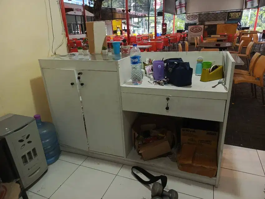 Di jual etalase + meja kasir