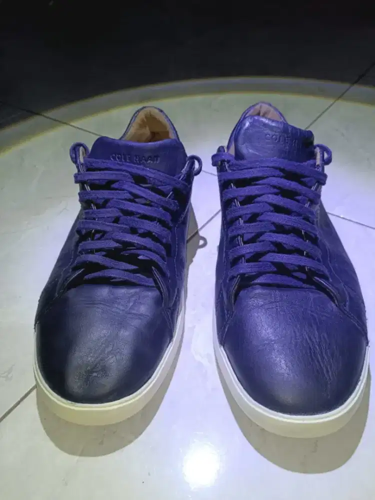 Sepatu kulit mulus dan bening