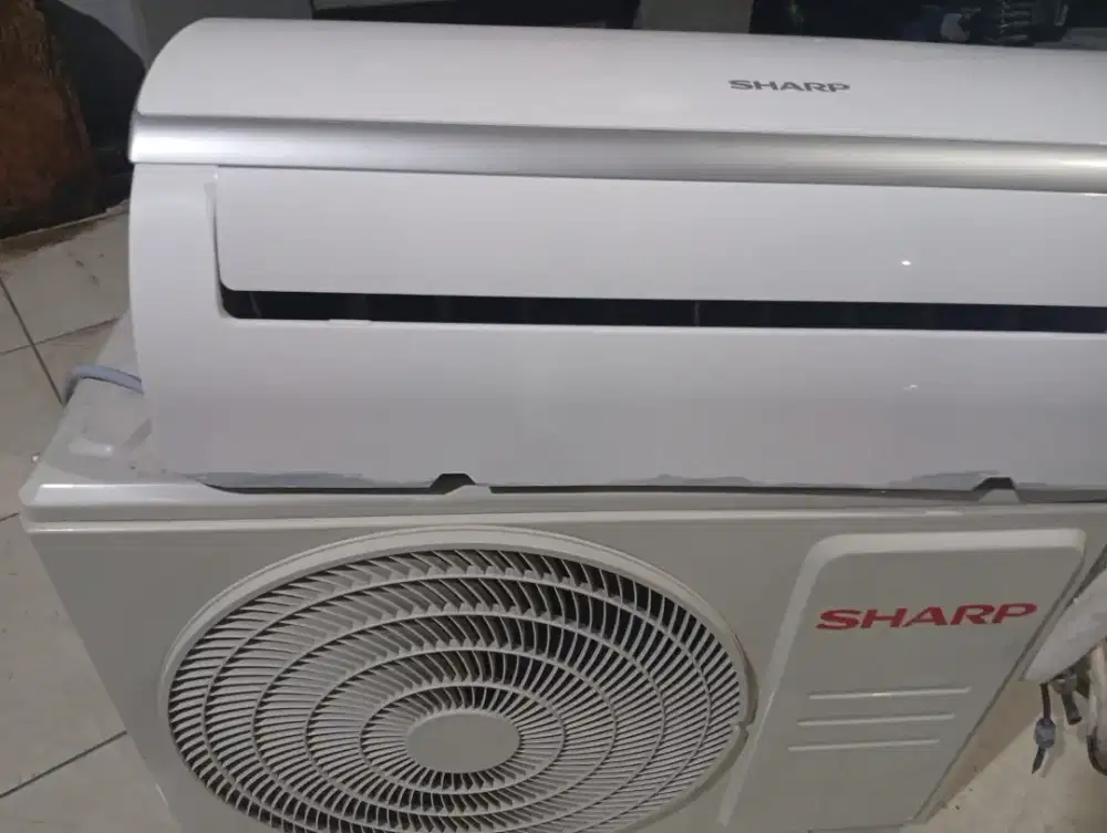 Ac sharf 1/2 pk kondisi mulus seperti baru