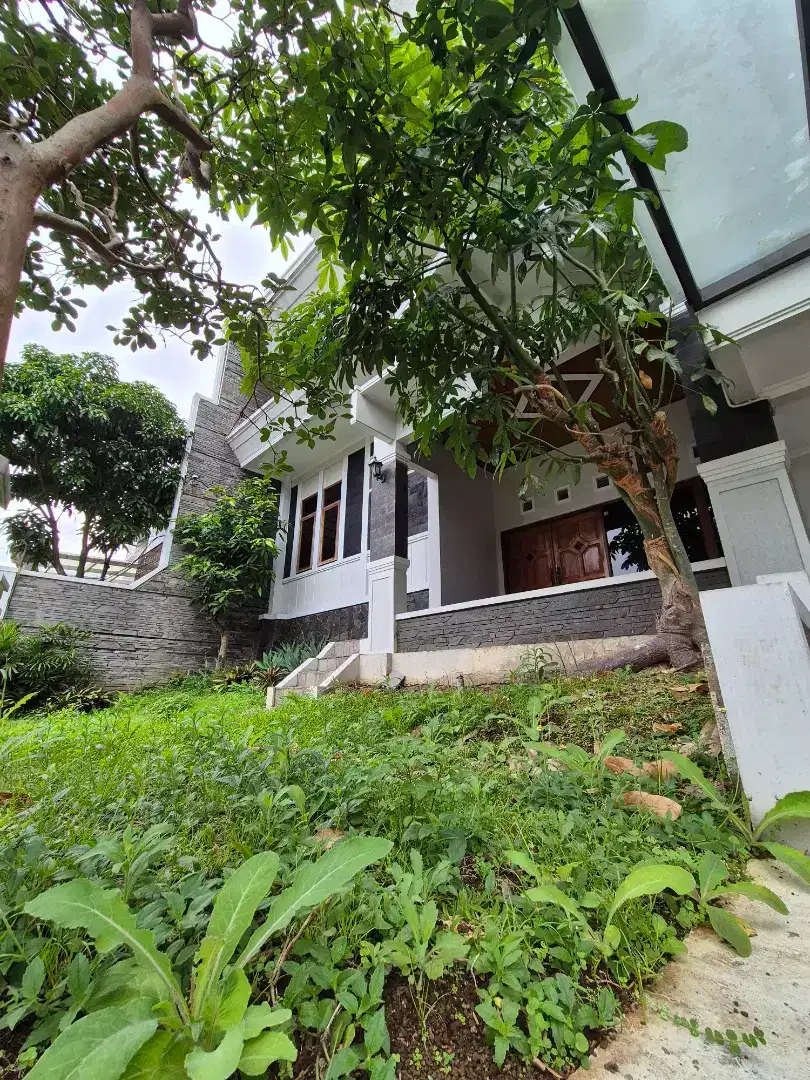 Disewakan Cepat Rumah 2 Lantai di Babakan Jeruk dengan Taman Besar