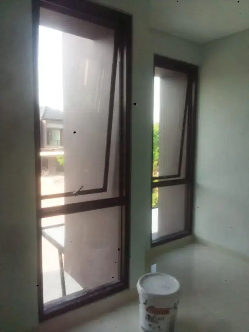 Jendela dan kusen alumunium kaca