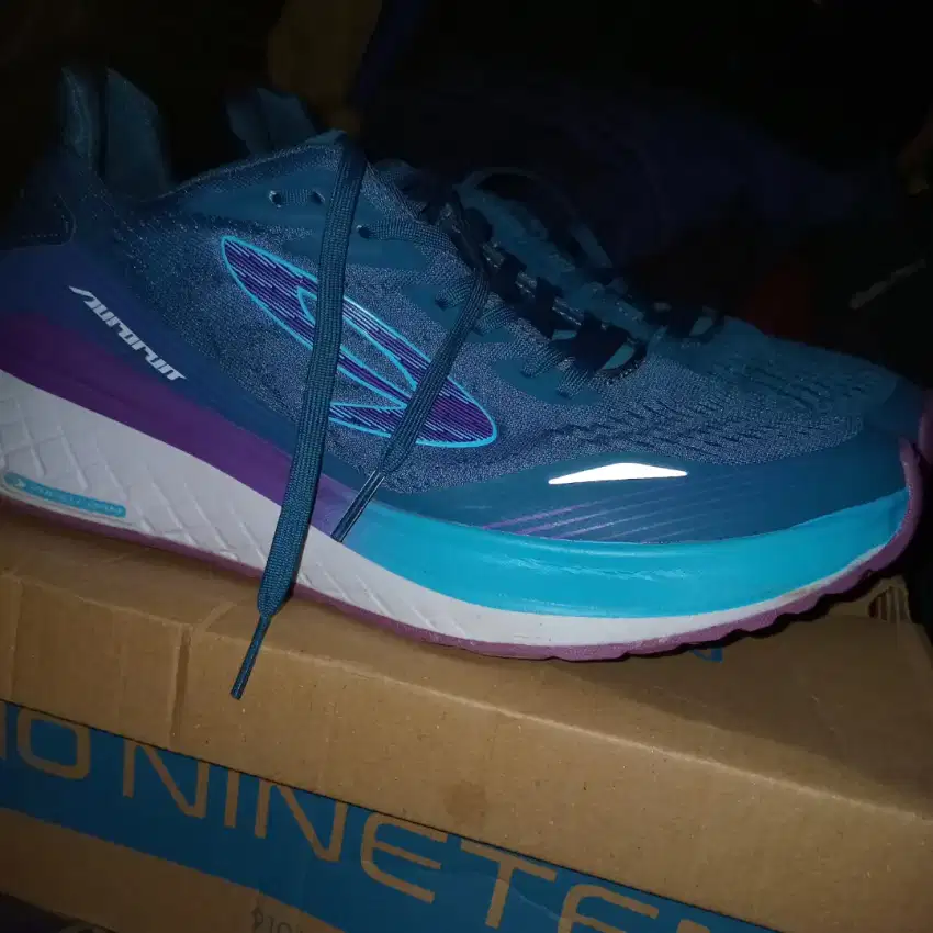 Sepatu running 910 aurorun  size 44