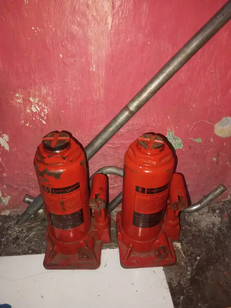 2 (dua) Dongkrak 8 Ton