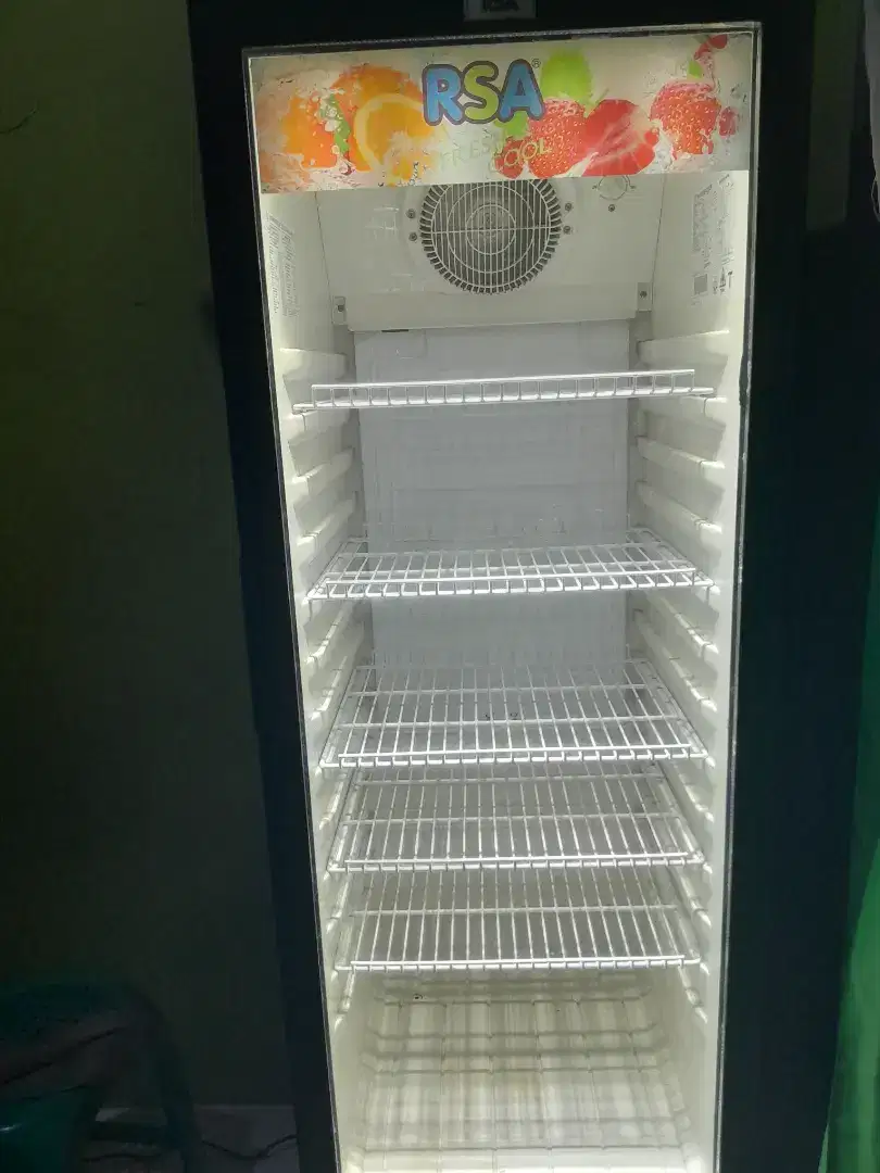 Showcase merek RSA isi 5 rak