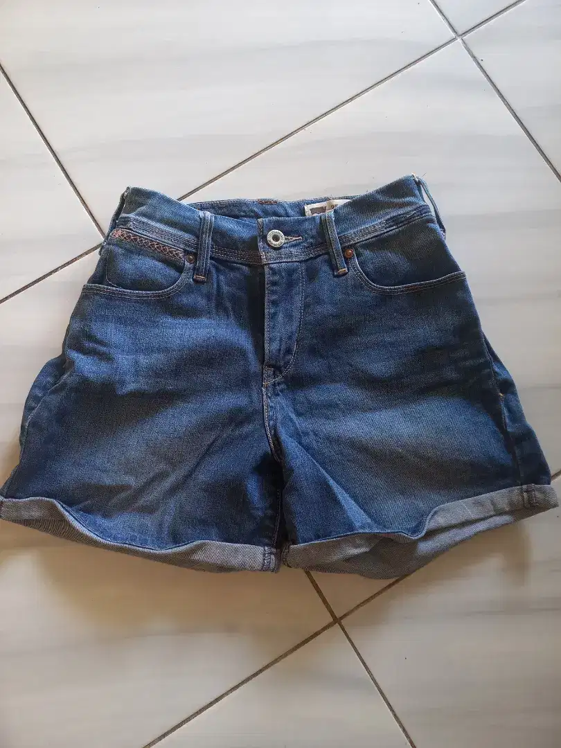 Dijual hotpants wanita merk levis original store, ukuran 25