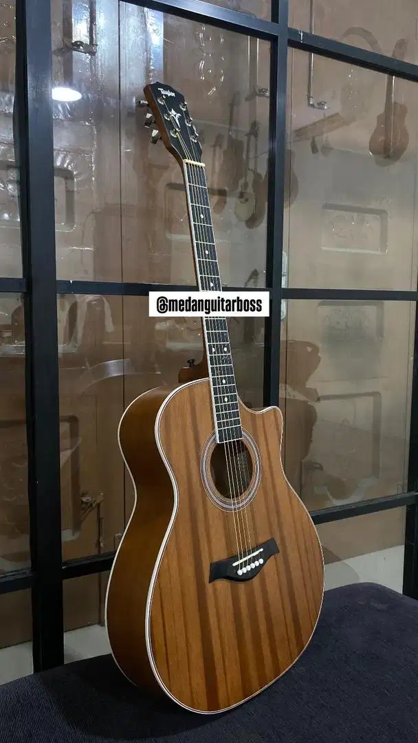Gitar Akustik Custom Taylor