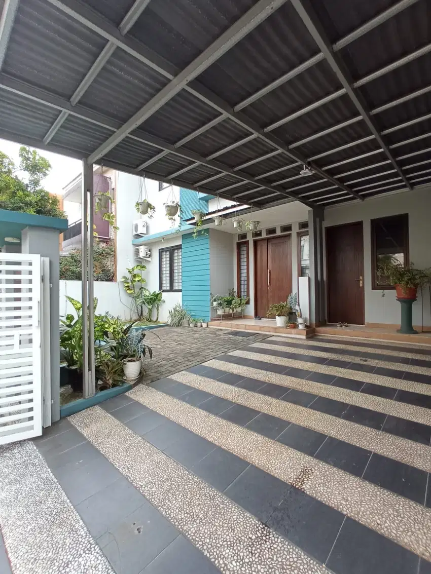Rumah 2 Lantai Modern Halaman Luas di Kencana Loka BSD City