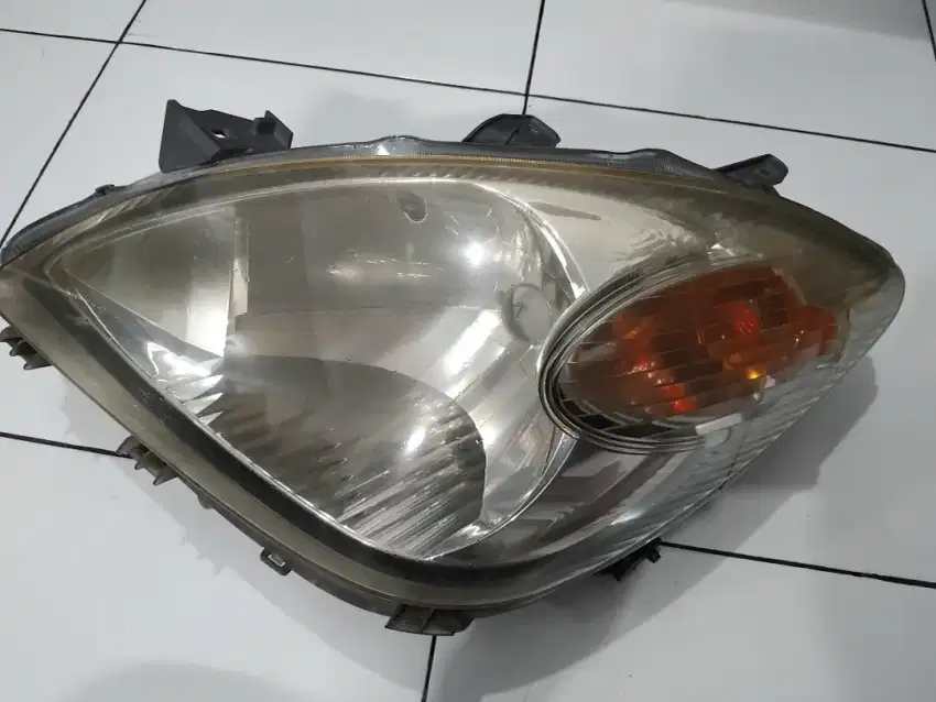 Lampu depan Avanza