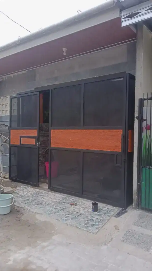 Pagar perported sliding geser samping
