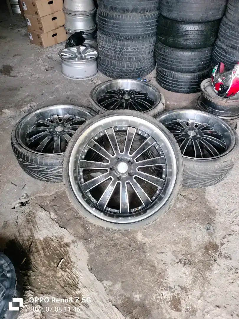 Jual vleg R22 pcd 5x114.3 co2k buat xtrail CR-V dll. Ban toyo kond 90%